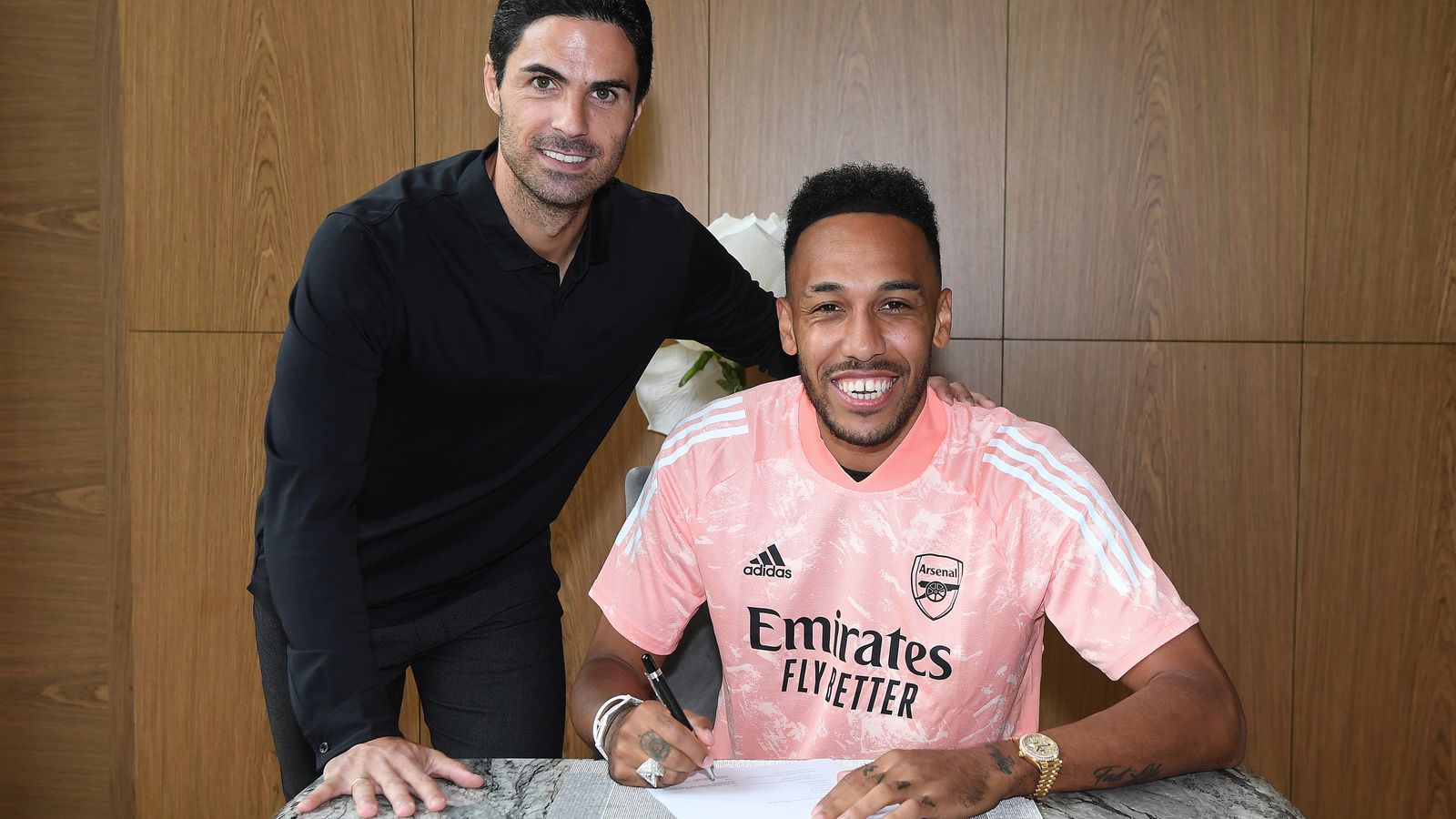 Pierre-Emerick-Aubameyang-Arsenal-captain-signs-a-new-three-year-contract